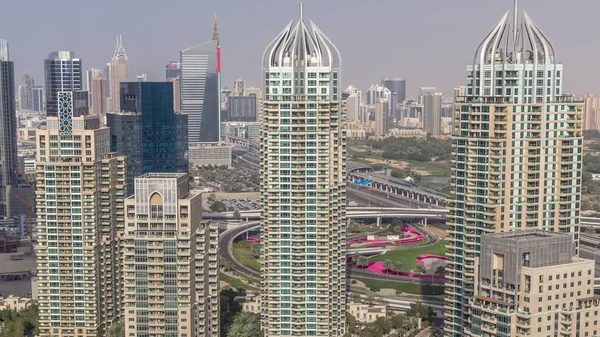 Vista aérea superior do Dubai Marina manhã timelapse. Torres modernas e tráfego na estrada — Fotografia de Stock