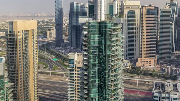 Vista aérea superior de Dubai Marina noite timelapse. Torres modernas e tráfego na estrada — Fotografia de Stock