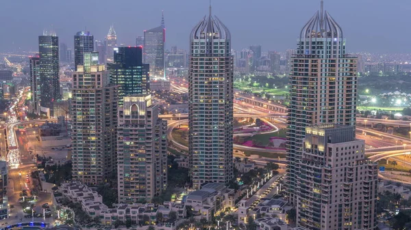 Vue aérienne du port de plaisance de Dubaï du jour à la nuit. Tours modernes et circulation sur la route — Photo