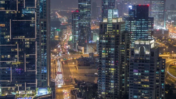 Vista aérea de Dubai Marina timelapse noche. Torres modernas y el tráfico en la carretera — Foto de Stock