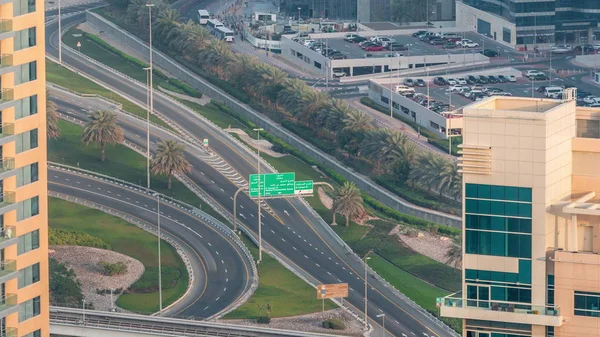 Vista aérea de una intersección de carreteras en una gran ciudad timelapse . — Foto de Stock