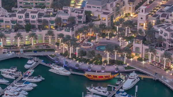 Légi tetején kilátás Dubai Marina éjjel-nappal TimeLapse. A modern tornyok és a forgalom az utakon — Stock Fotó