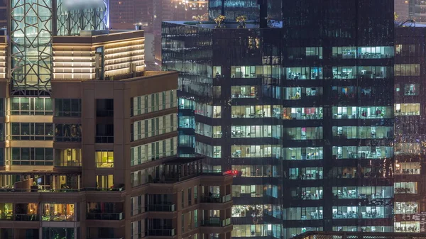 Lichten in Windows van moderne meerdere verdiepingen kantoorgebouw in stedelijke setting 's nachts timelapse — Stockfoto