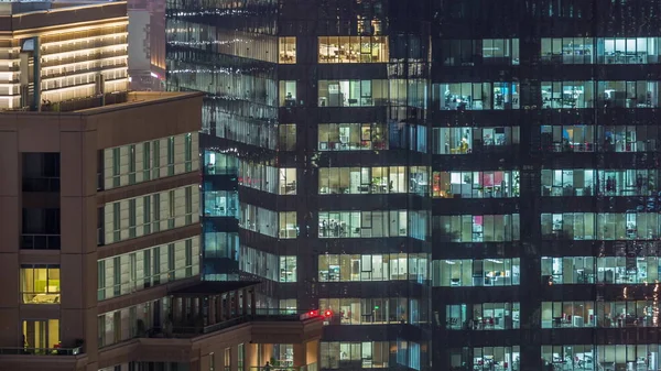 Lichten in Windows van moderne meerdere verdiepingen kantoorgebouw in stedelijke setting 's nachts timelapse — Stockfoto