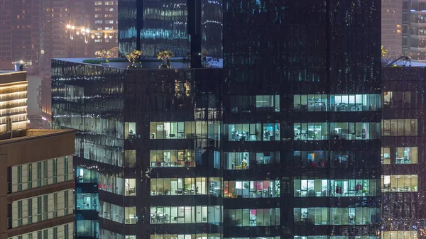 Lumières dans les fenêtres des immeubles de bureaux modernes à plusieurs étages en milieu urbain la nuit timelapse — Photo