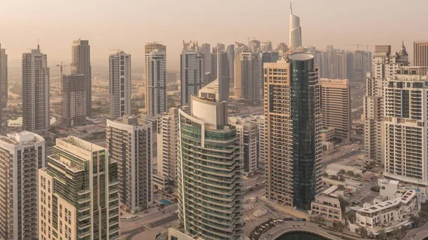 Dubai Marina sabah timelapse havadan üst görünümü. Modern kuleler ve yolda trafik — Stok fotoğraf