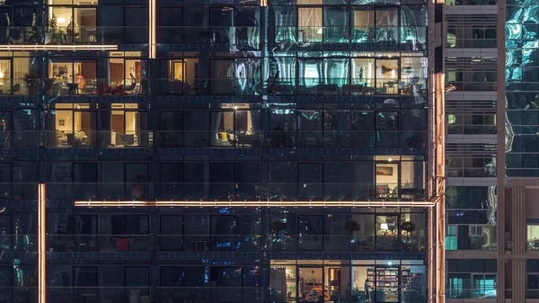 Luci nelle finestre del moderno edificio a più piani in ambiente urbano di notte timelapse — Foto Stock