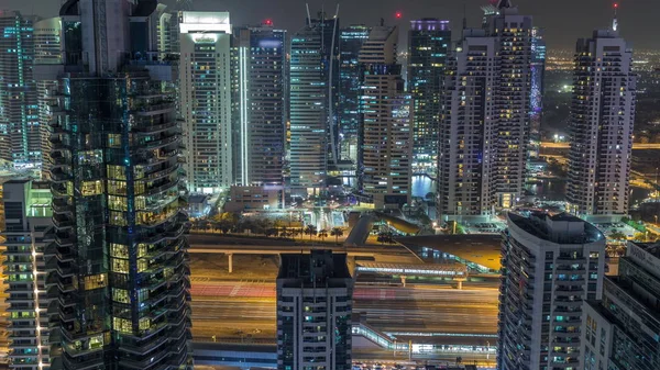 Vista aérea de Dubai Marina timelapse noche. Torres modernas y el tráfico en la carretera —  Fotos de Stock