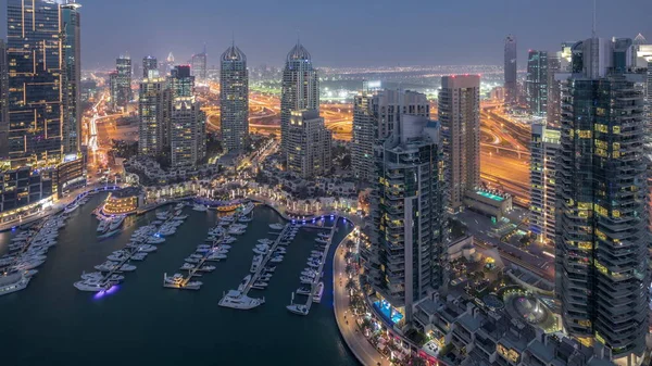 Vue aérienne du port de plaisance de Dubaï du jour à la nuit. Tours modernes et circulation sur la route — Photo