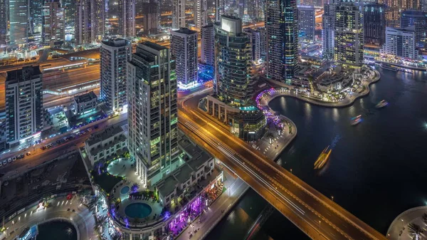 Luftaufnahme von Dubais Yachthafen in der Nacht. Moderne Türme und Verkehr auf der Straße — Stockfoto