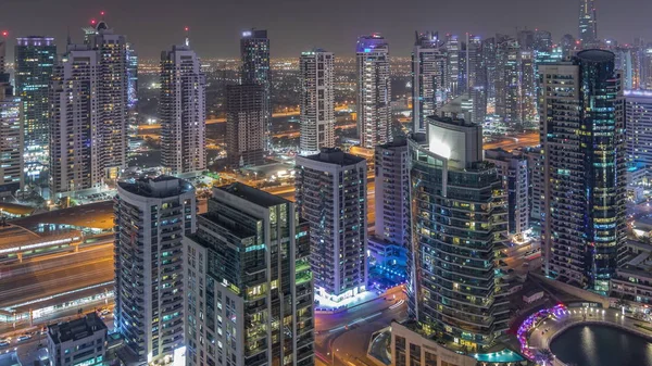 Widok z lotu ptaka Dubai Marina Night timelapse. Nowoczesne wieże i ruch na drodze — Zdjęcie stockowe