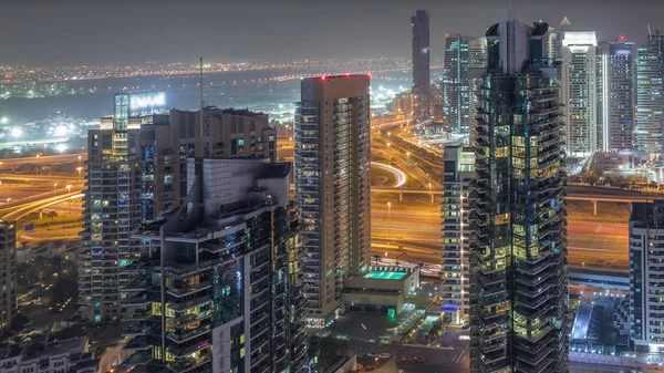 Widok z lotu ptaka Dubai Marina Night timelapse. Nowoczesne wieże i ruch na drodze — Zdjęcie stockowe