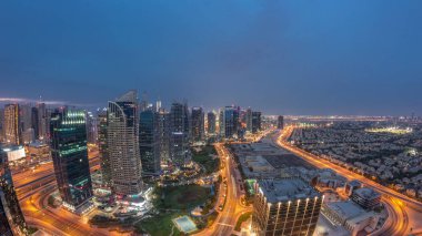 Jumeirah Lake Towers yerleşim bölgesi Dubai Marina yakınlarında gece saatlerinden gündüze havadan