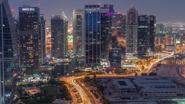 Jumeirah Lake Towers yerleşim bölgesi Dubai Marina yakınlarında gece saatlerinden gündüze havadan