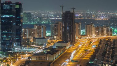 Jumeirah Lake Towers yerleşim bölgesi Dubai Marina yakınlarında havadan gece zaman aşımına