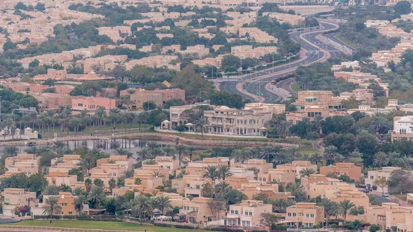 Letecký pohled na obytné domy a vily ve městě Dubaje, Spojené arabské emiráty — Stock fotografie