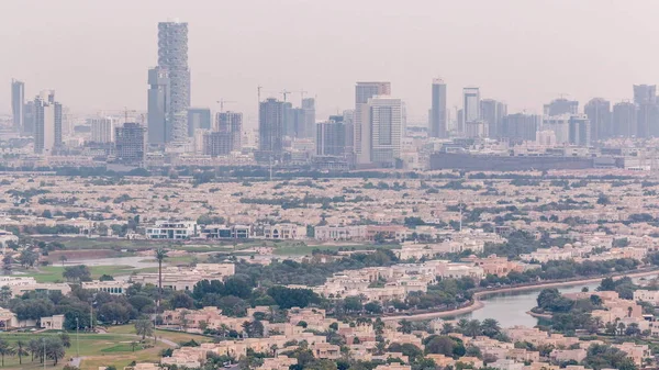 Vista aérea de casas de apartamentos y villas en Dubai timelapse ciudad, Emiratos Árabes Unidos —  Fotos de Stock