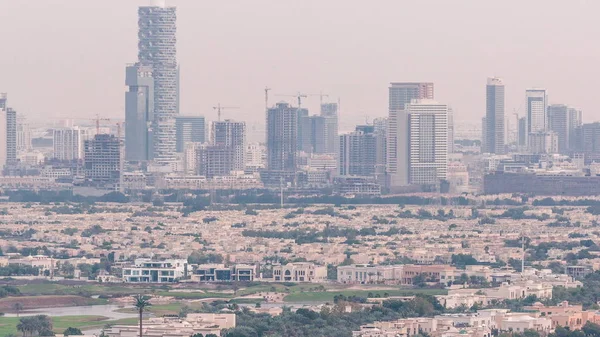 Vista aérea de casas de apartamentos e moradias em Dubai cidade timelapse, Emirados Árabes Unidos — Fotografia de Stock