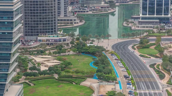 Jumeirah Lakes Towers timelapse, Dubai'de popüler bir yerleşim bölgesi bir peyzajlı kamu parkı. — Stok fotoğraf