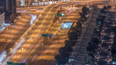 Jumeirah Göller Towers ilçe hava gece timelapse yolda Trafik.