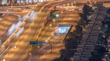 Jumeirah Göller Towers ilçe hava gece timelapse yolda Trafik.