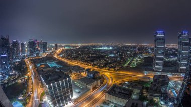 Jumeirah Lake Towers yerleşim bölgesi Dubai Marina yakınlarında havadan gece zaman aşımına