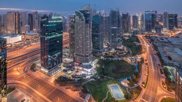 Jumeirah Lake Towers bairro residencial aeroporto dia a noite timelapse perto de Dubai Marina — Fotografia de Stock