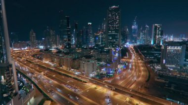 Şehir merkezinde gökdelenler ve gece Dubai finans bölgesi, Birleşik Arap Emirlikleri