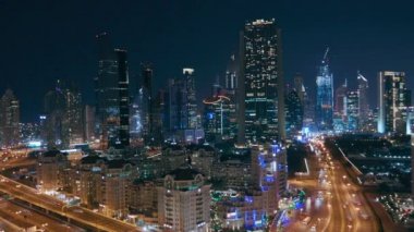Şehir merkezinde gökdelenler ve gece Dubai finans bölgesi, Birleşik Arap Emirlikleri