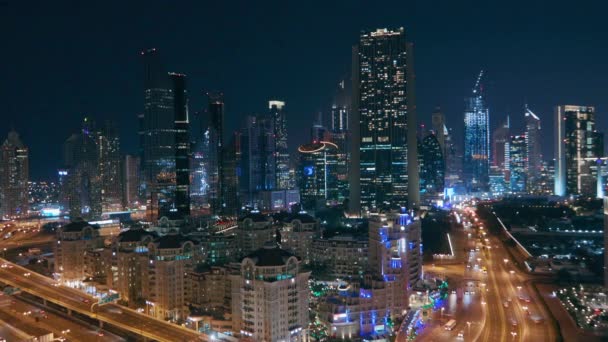 Şehir merkezinde gökdelenler ve gece Dubai finans bölgesi, Birleşik Arap Emirlikleri — Stok video