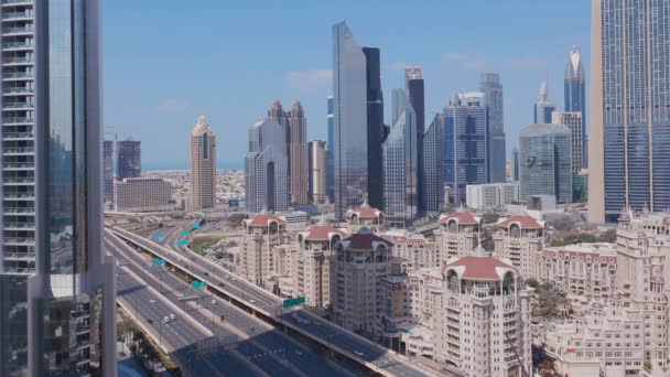 Vue aérienne sur le centre-ville et le quartier financier de Dubaï, Émirats arabes unis avec des gratte-ciel et des autoroutes . — Video
