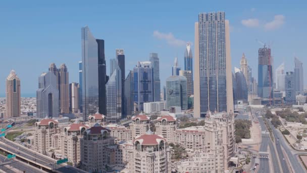 Gökdelenleri ve otoyolları olan Birleşik Arap Emirlikleri, Dubai 'deki şehir ve finans bölgesinde hava manzarası. — Stok video