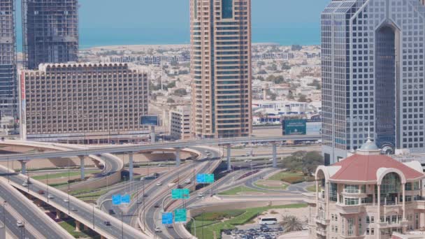 Vista aérea del intercambio de carreteras en el centro de Dubai . — Vídeos de Stock