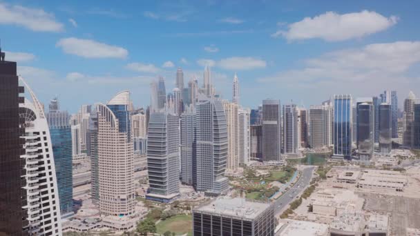 Residentiële appartementen en kantoren in de wijk Jumeirah Lake Towers in Dubai — Stockvideo