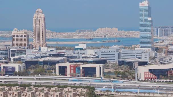 Dubai Media City Wolkenkratzer und Golfplatz am Morgen, Dubai, Vereinigte Arabische Emirate — Stockvideo