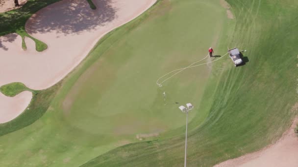 Paesaggio di campo da golf verde con alberi vista aerea. Dubai, EAU — Video Stock