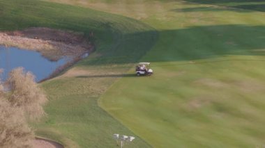 Ağaçların anten manzaralı yeşil golf sahası. Dubai, Uae