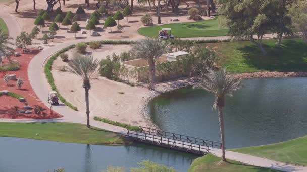 Paisaje de campo de golf verde con vista aérea a los árboles. Dubai, Emiratos Árabes Unidos — Vídeo de stock