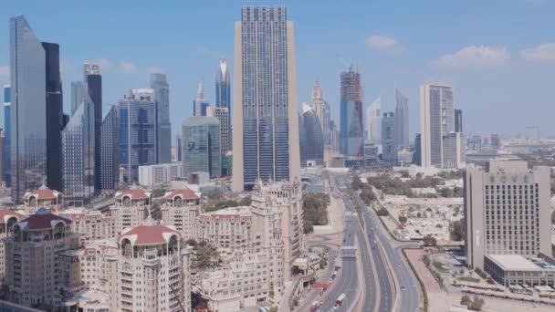 Gökdelenleri ve otoyolları olan Birleşik Arap Emirlikleri, Dubai 'deki şehir ve finans bölgesinde hava manzarası. — Stok video