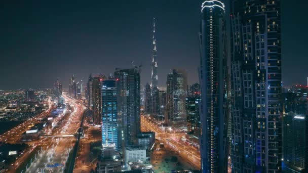 Kvällsskyline med moderna skyskrapor och trafik på shejk zayed väg på natten i Dubai, Uae. — Stockvideo