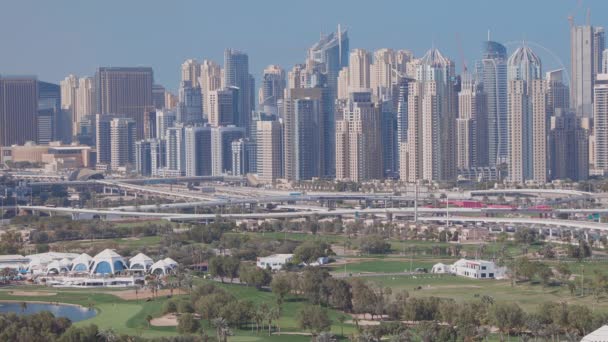 Dubaj Marina mrakodrapy a golfové hřiště v dopoledních hodinách, Dubaj, Spojené arabské emiráty — Stock video