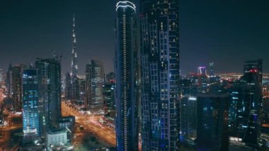 Akşam gökdelenleri ve gece Dubai, Uae 'de Şeyh zayed yolunda trafik ile gökyüzü..