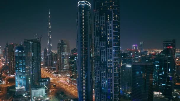 Kvällsskyline med moderna skyskrapor och trafik på shejk zayed väg på natten i Dubai, Uae. — Stockvideo