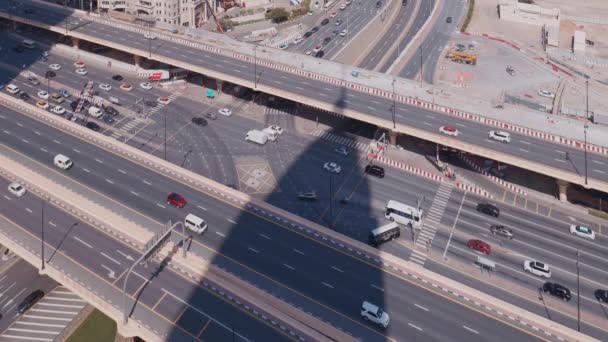 Vista aérea del intercambio de carreteras en el centro de Dubái por la mañana — Vídeo de stock