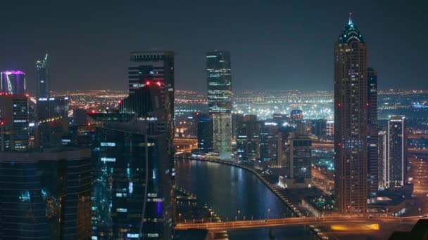 Geceleri gökdelenleri olan Dubais iş hangarının gökyüzü çizgisi