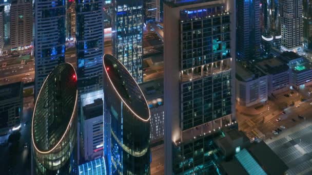 Skyline dos edifícios da Sheikh Zayed Road e DIFC vista aérea noturna em Dubai, Emirados Árabes Unidos . — Vídeo de Stock
