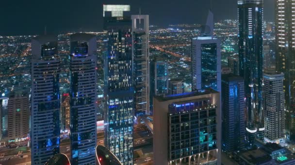 Skyline de los edificios de Sheikh Zayed Road y DIFC vista nocturna aérea en Dubai, Emiratos Árabes Unidos . — Vídeos de Stock