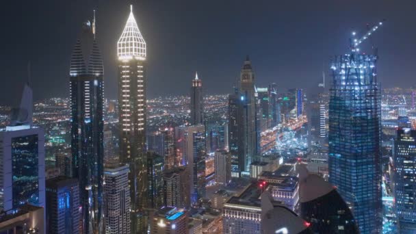 아랍에미리트 두바이에 있는 셰이크 자예드 (Sheikh Zaded) 도로의 빌딩들의 스카이라인 과 딕스 (difc) 항공 야경. — 비디오