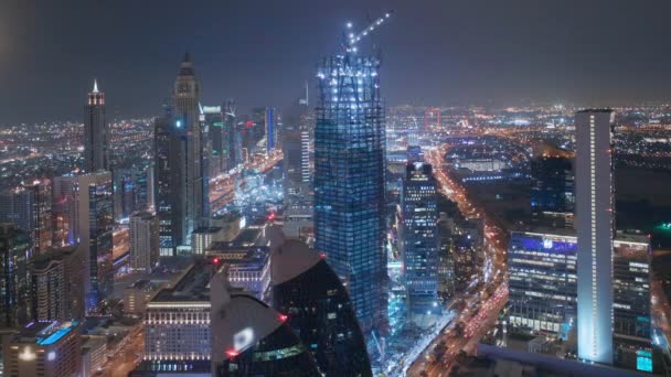 Skyline de los edificios de Sheikh Zayed Road y DIFC vista nocturna aérea en Dubai, Emiratos Árabes Unidos . — Vídeos de Stock