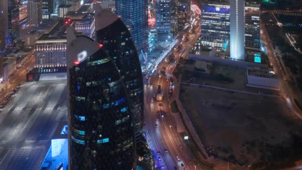 Skyline dos edifícios da Sheikh Zayed Road e DIFC vista aérea noturna em Dubai, Emirados Árabes Unidos . — Vídeo de Stock